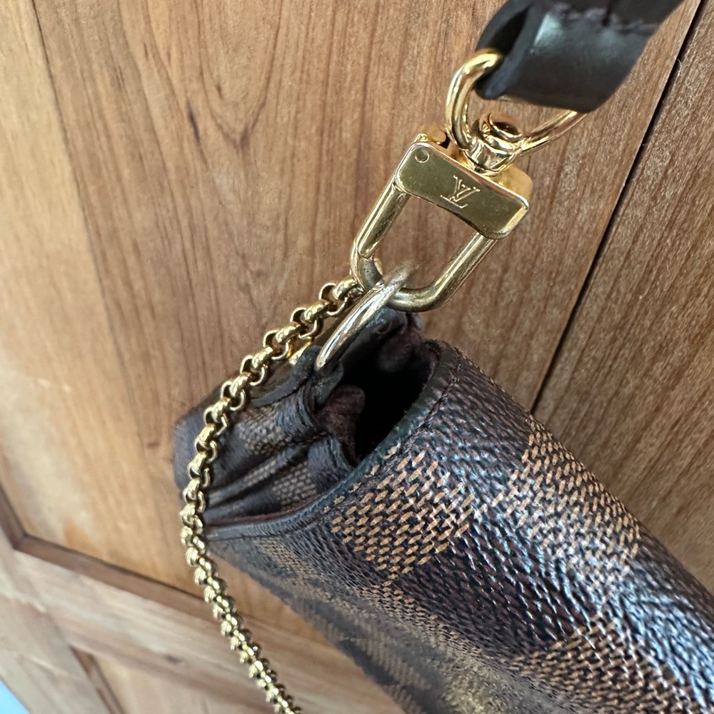 Louis Vuitton's Damier Ebene Canvas purse - Picture 11 of 13